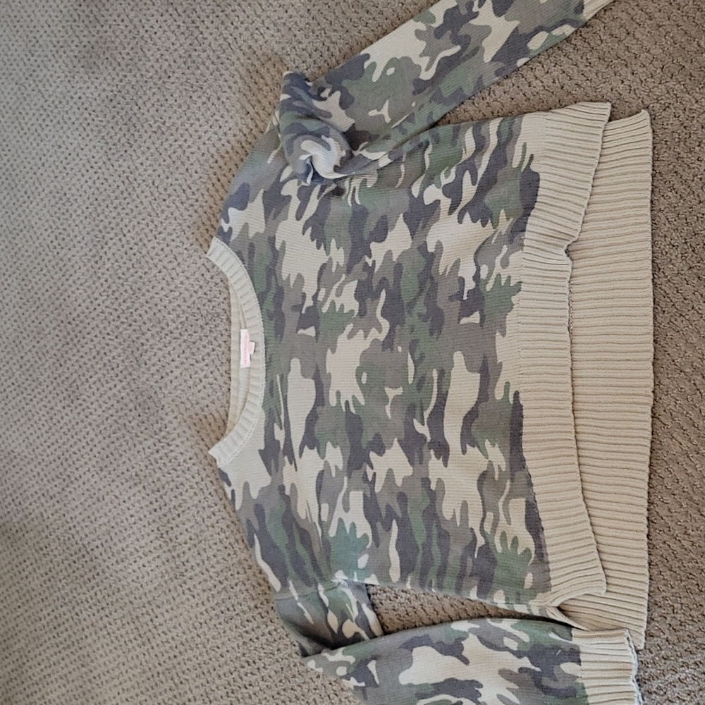 Youth Large Crop Camo Sweater never worn.